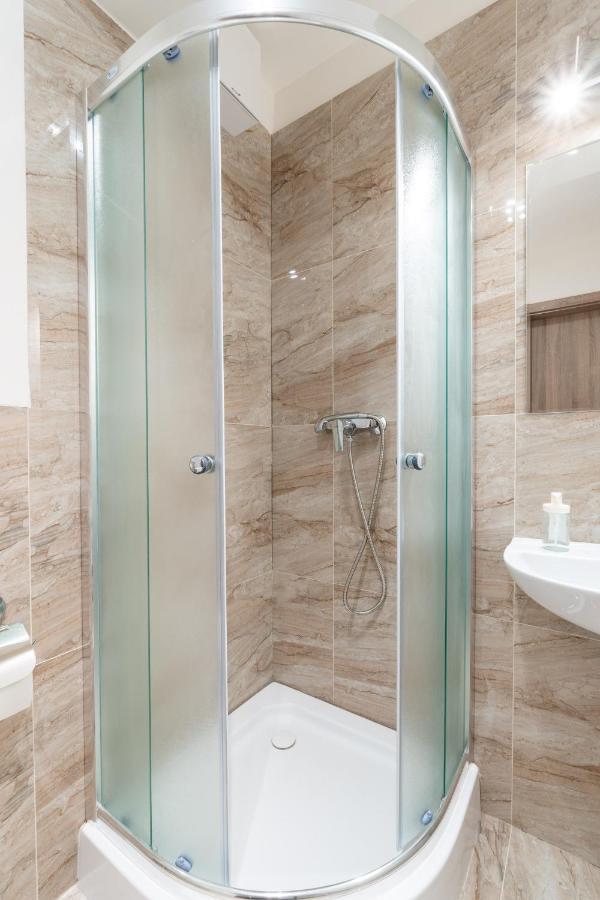 Brand New Studio Apartment #21 With Free Secure Parking In The Center Prag Exterior foto